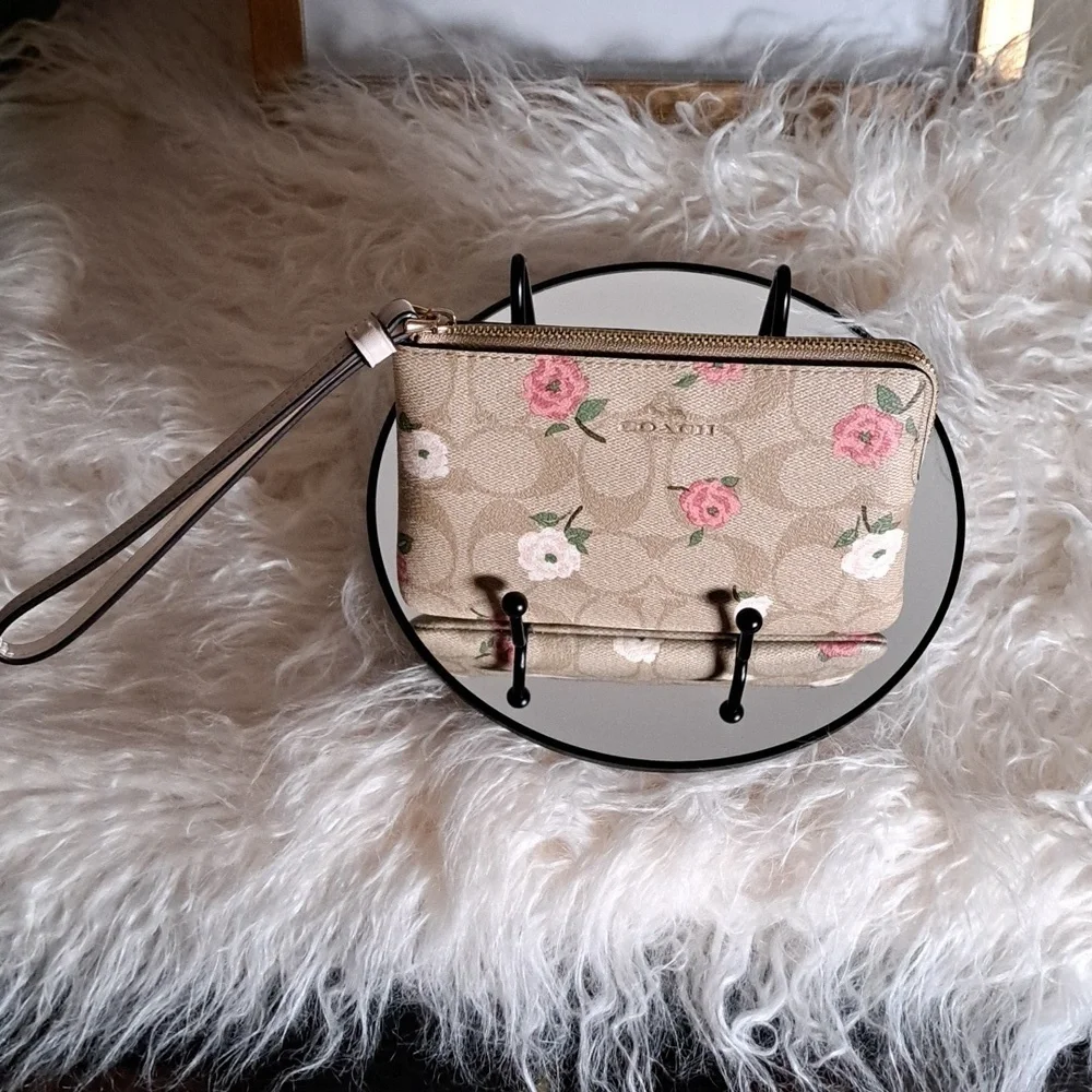 Coach NWTs Corner Zip Floral Print Wristlet